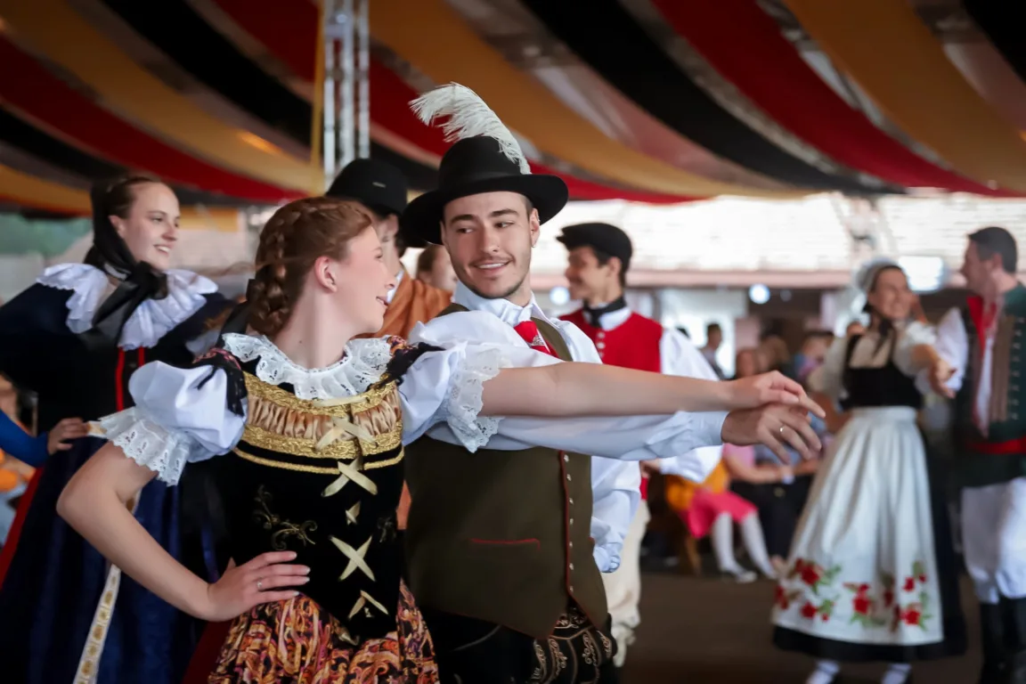 tc8BltHI-Apresentacoes-culturais-marcaram-o-domingo-de-festa-Foto-por-Cleiton-Miguel-1152x768