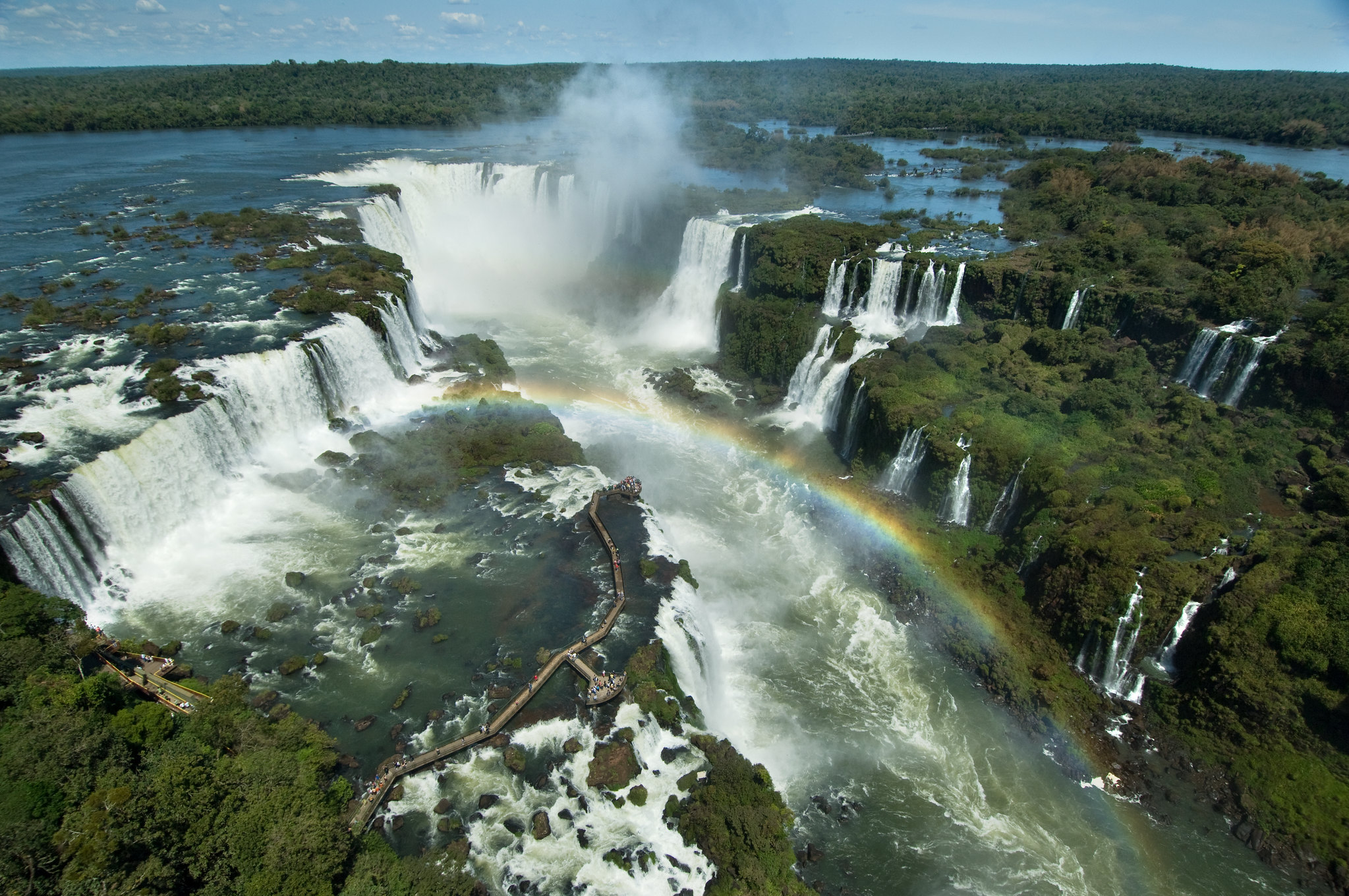 cataratas-do-iguacu-em-foz-com-arco-iris-1