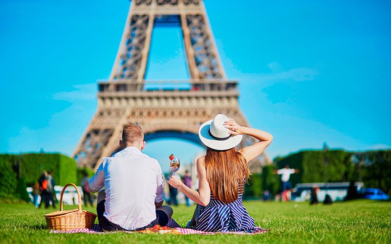 paris-piquenique-casal-torre-eiffel-franca-688873225